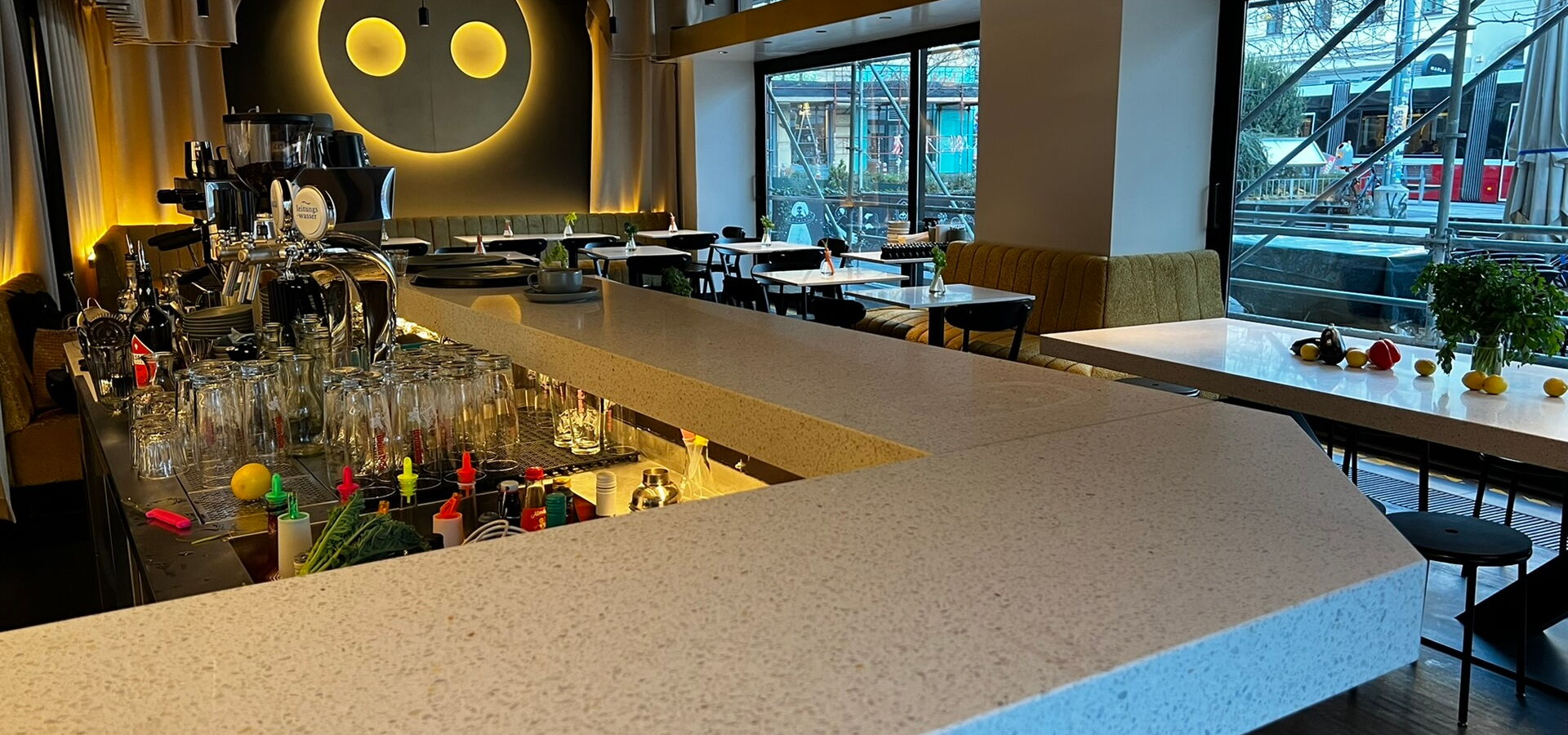 Veggierestaurant Bar und Tische