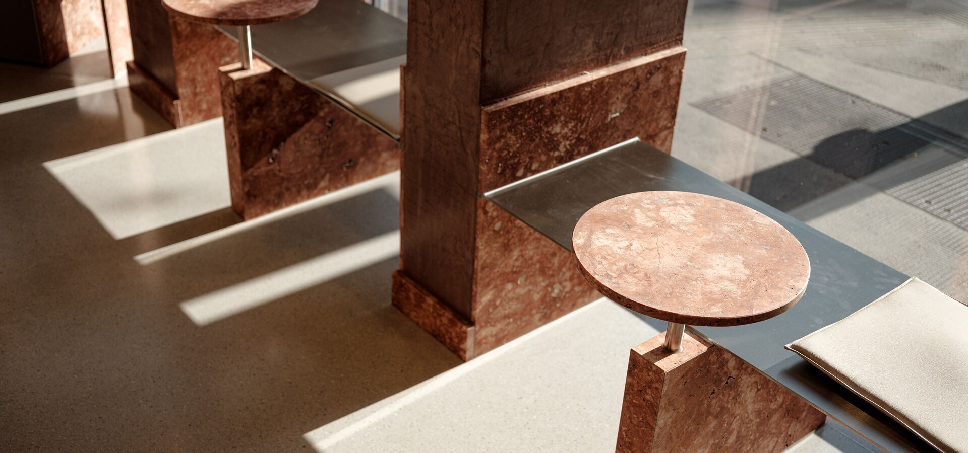 roter Travertin Natursteintisch