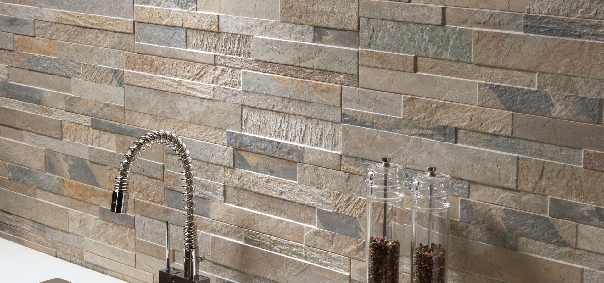 Wandverkleidung im Küchenbereich Wallert beige