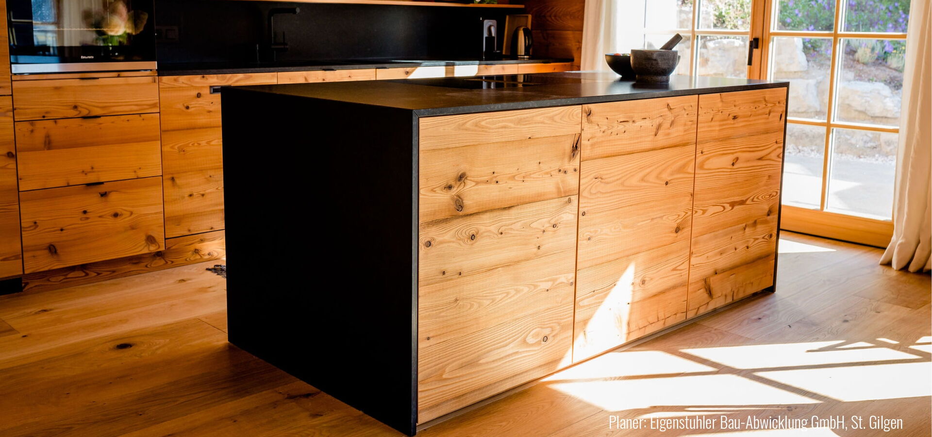 Naturstein und Holz passen perfekt zueinander