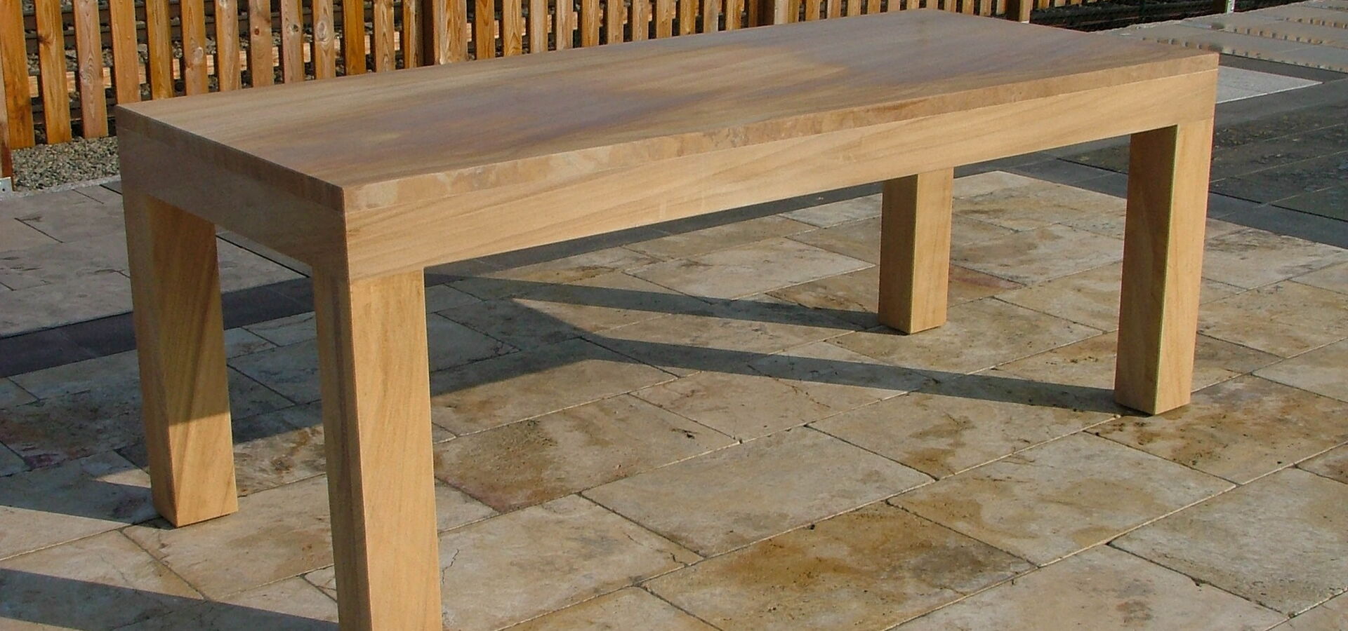 Outdoor-Sandsteintisch Holzoptik