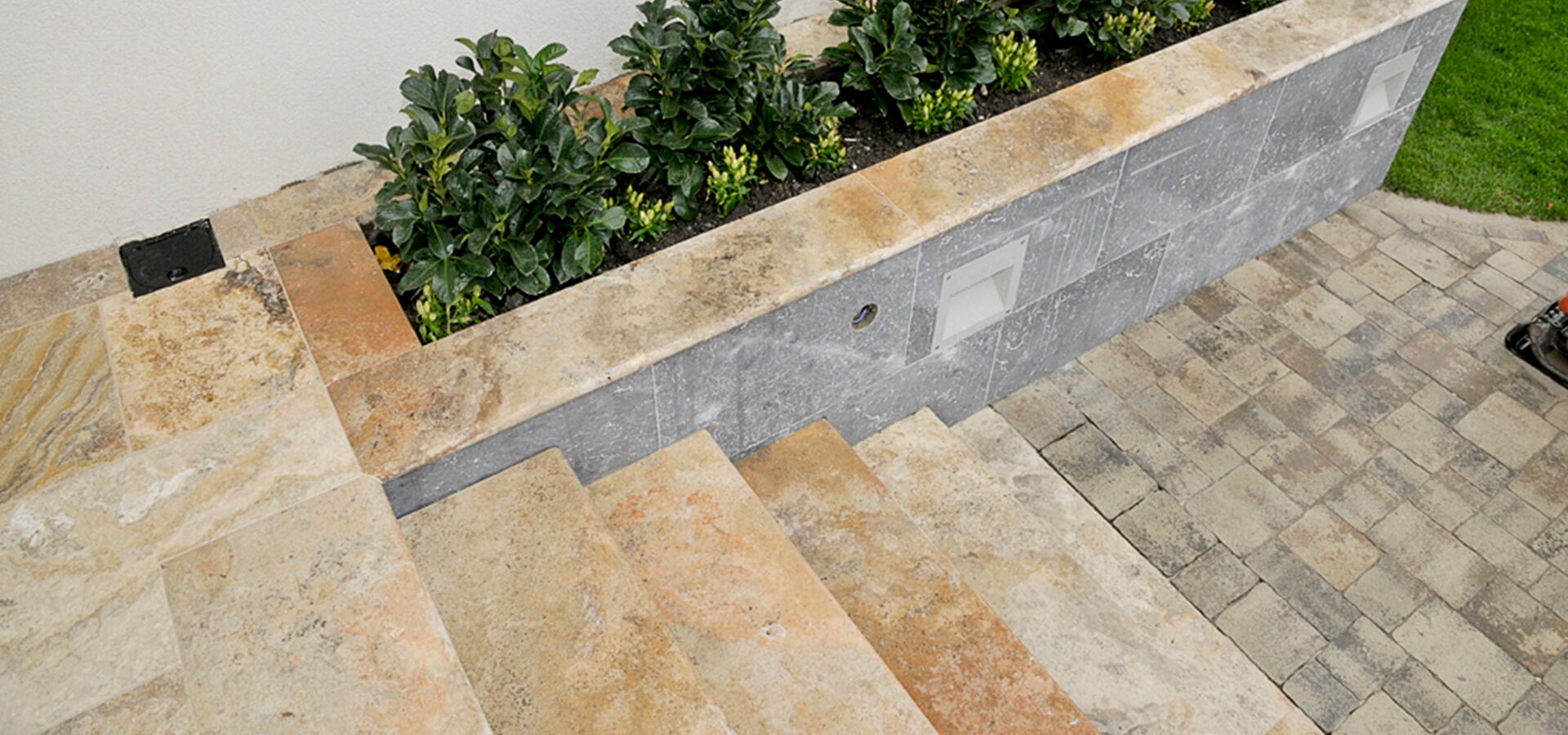 Stufenplatten Travertin Caribbean im Außenbereich