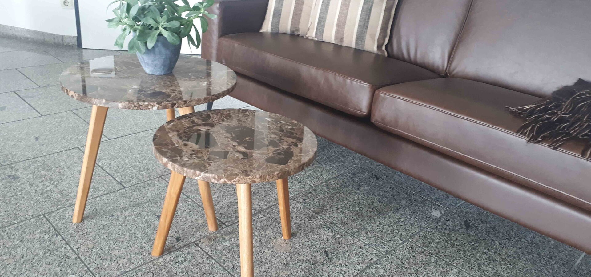 Naturstein-Beistelltisch