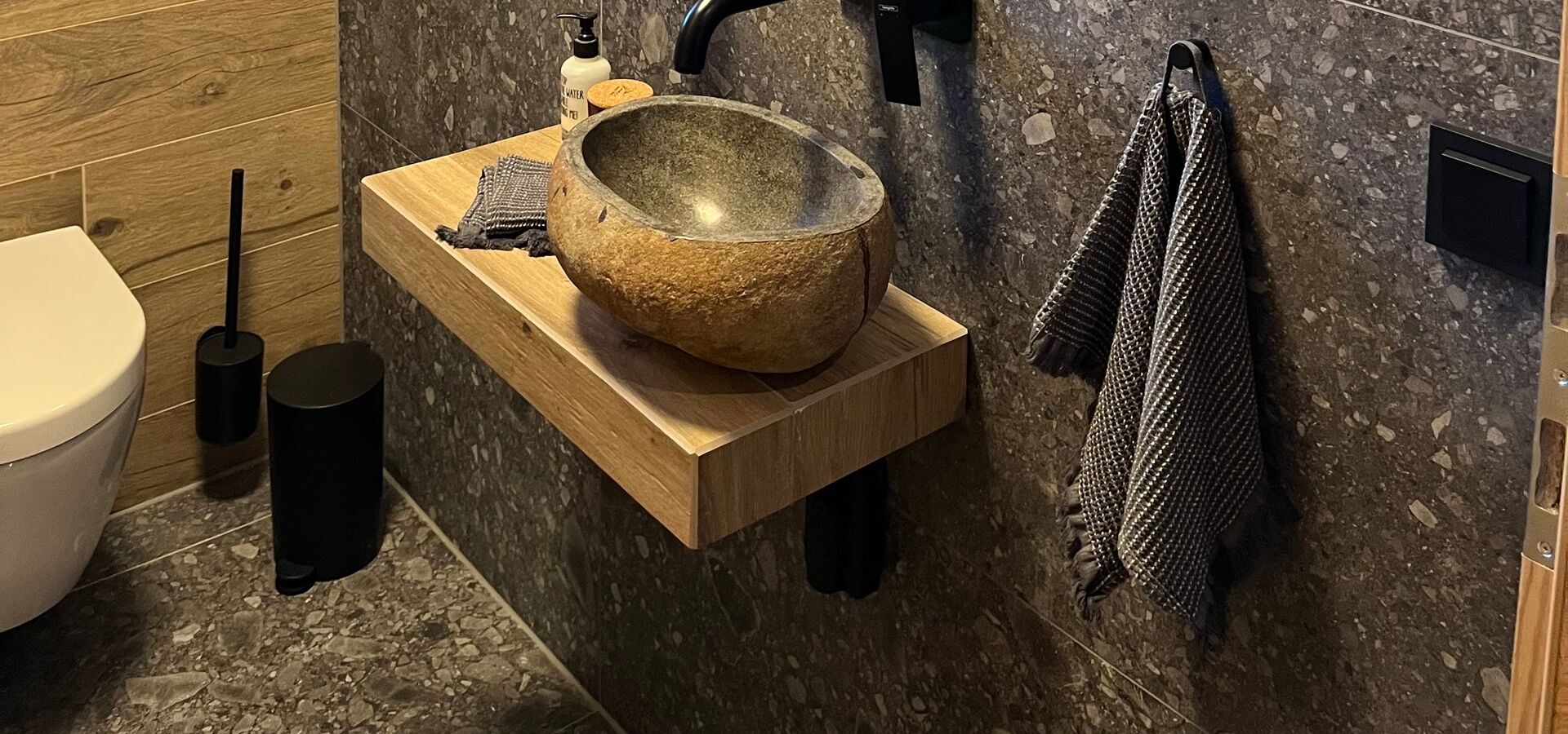 Kalkstein Grigio Carnico Wandverkleidung im Badbereich