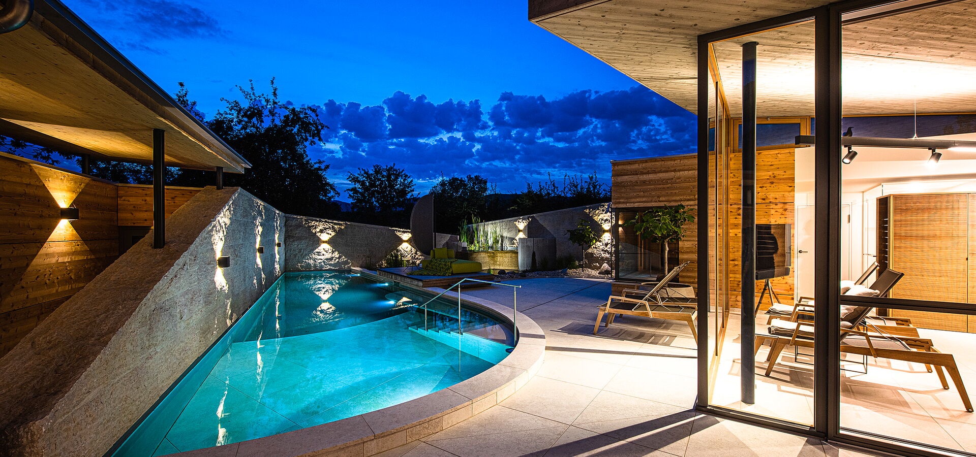 Poolumrandung aus Naturstein