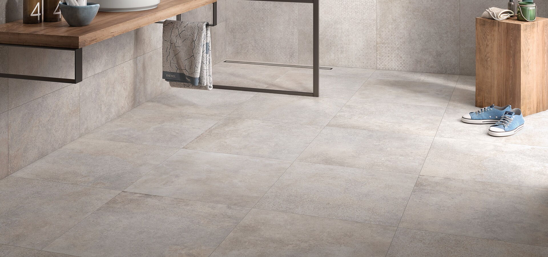 graue Wand- und Bodenfliesen im Badezimmer