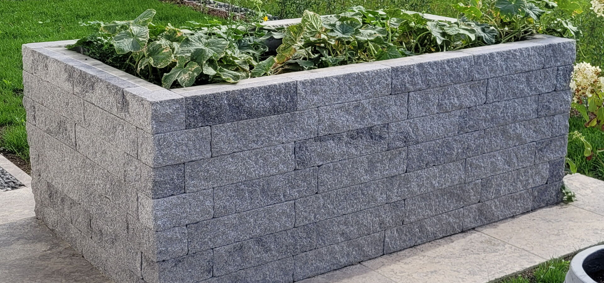 Travertin Maueroptik Gartenbeet
