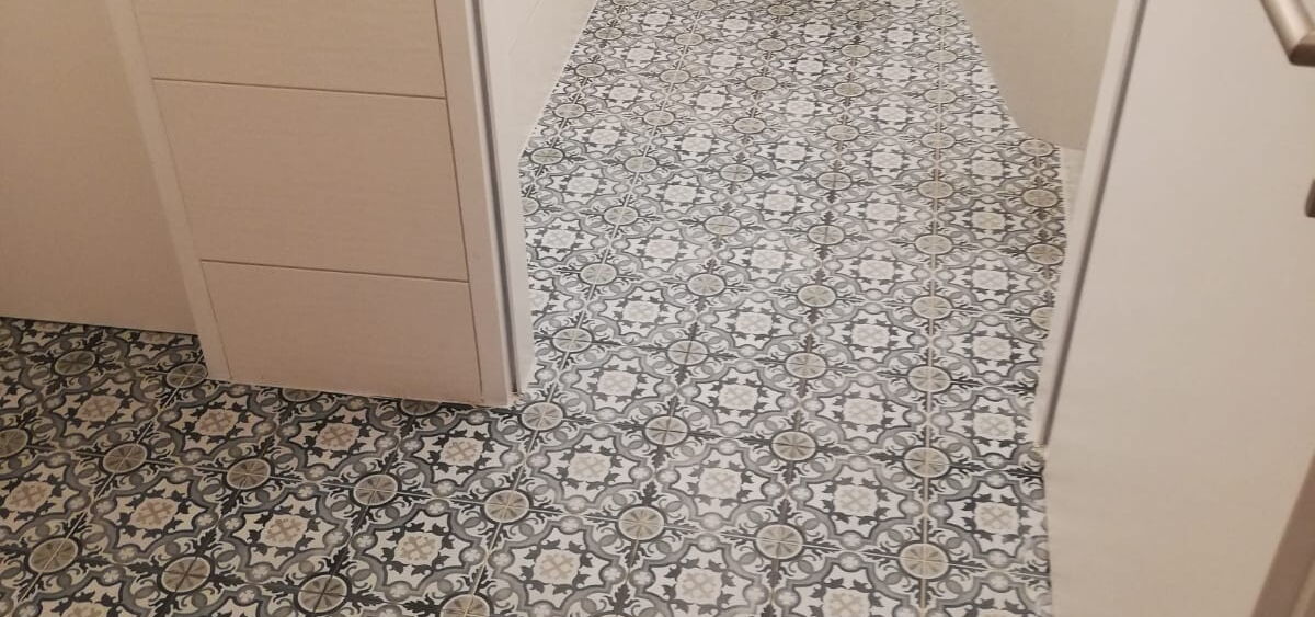 Zementfliesen im Badbereich