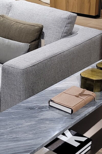 Naturstein-Abstelltisch für den Wohnbereich grau mit weißen Adern