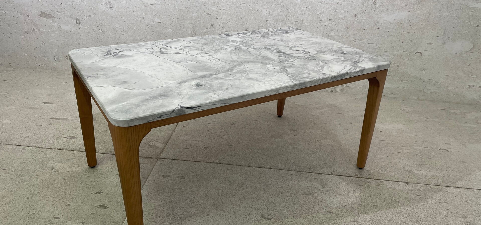 Naturstein-Wohnzimmertisch weiß mit vielen schwarzen Adern