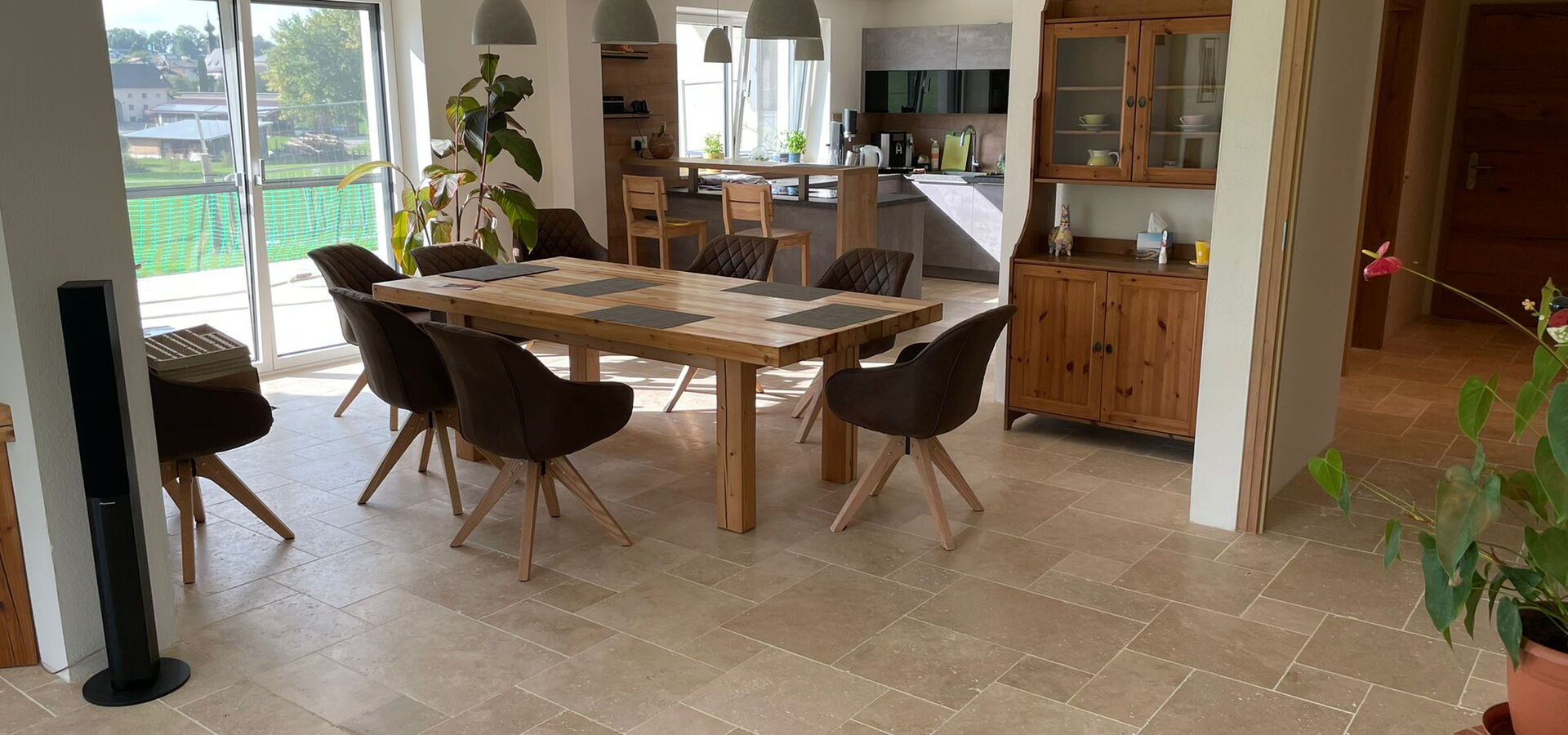 Keramikfliesen Travertin ivory gebürstet im Wohnzimmer