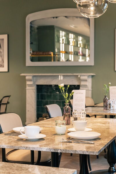 Emperador Tischplatten satiniert beige mit weißen Adern