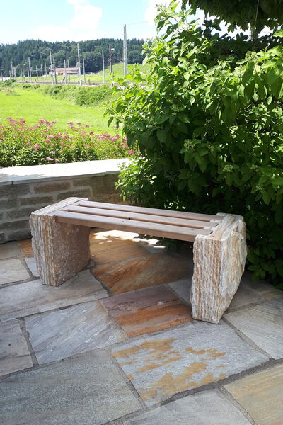 Sitzbank für den Außenbereich weiß beige