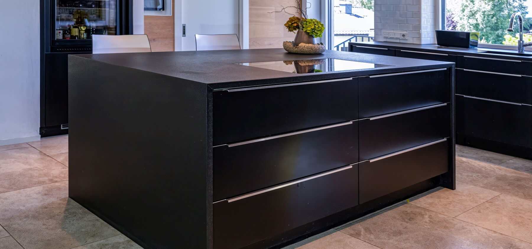 Naturstein-Kücheninsel schwarz matt