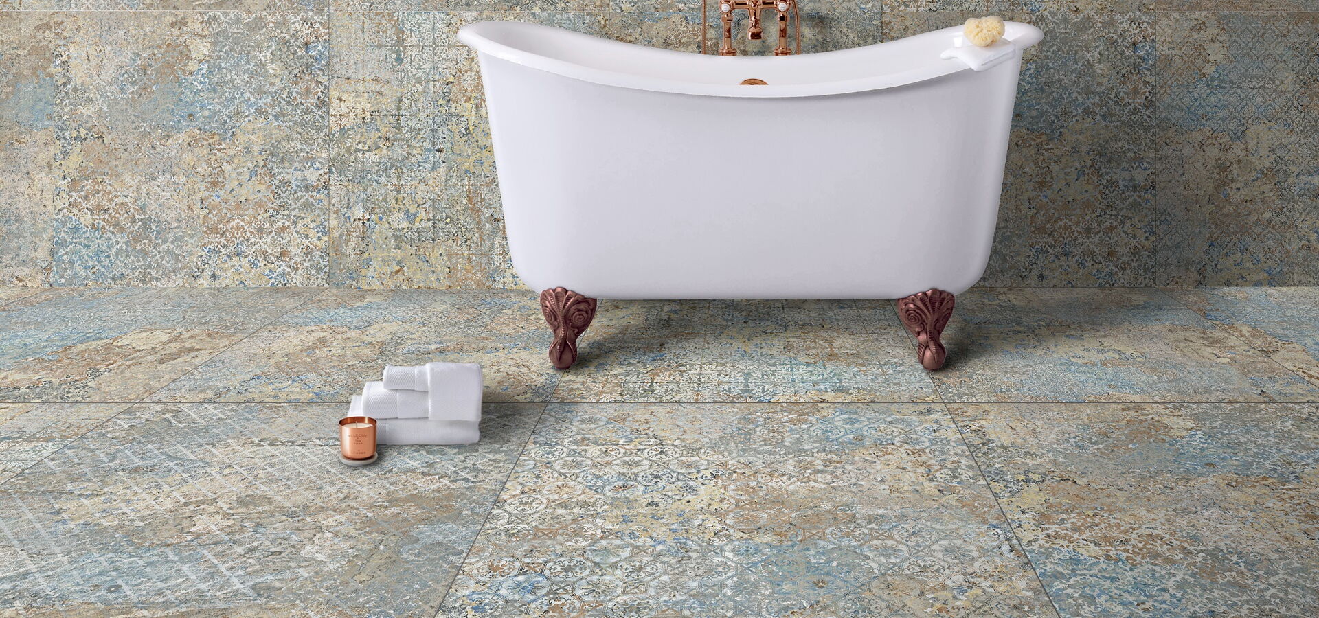 außergewöhnliches Feinsteinzeug in Tapetenoptik