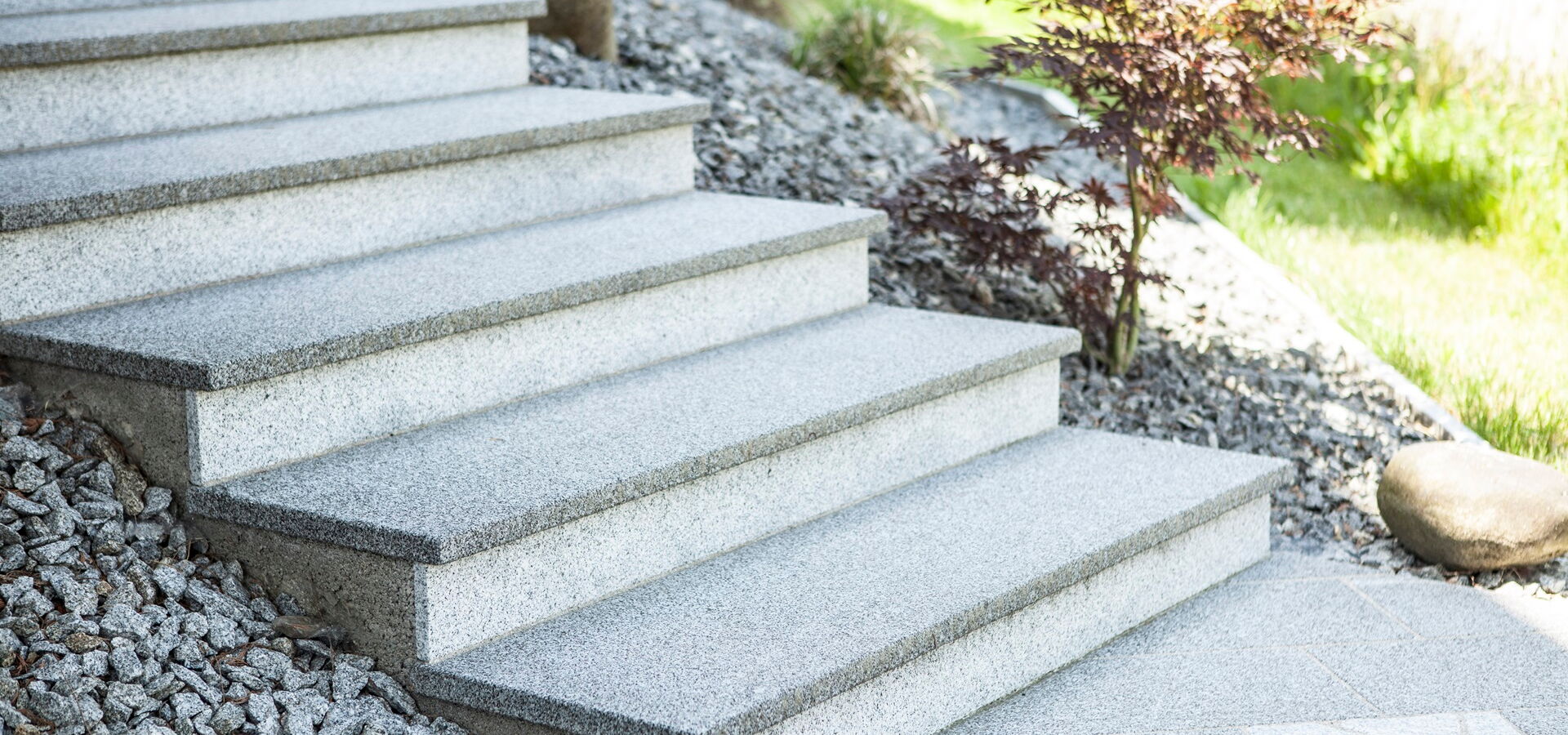 Naturstein-Stufenplatten grau für den Außenbereich