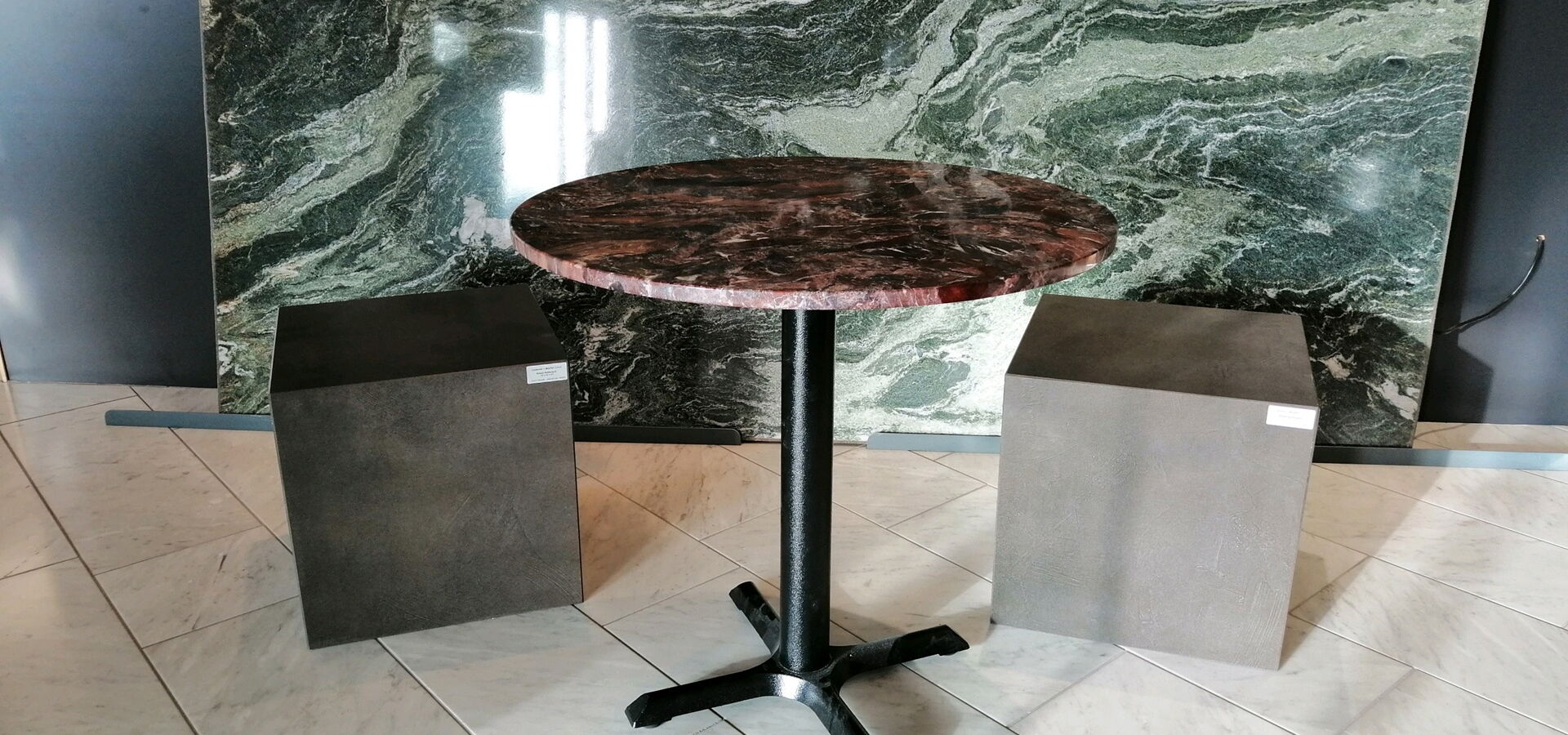 Natursteintisch für den Wohnbereich rot schwarz