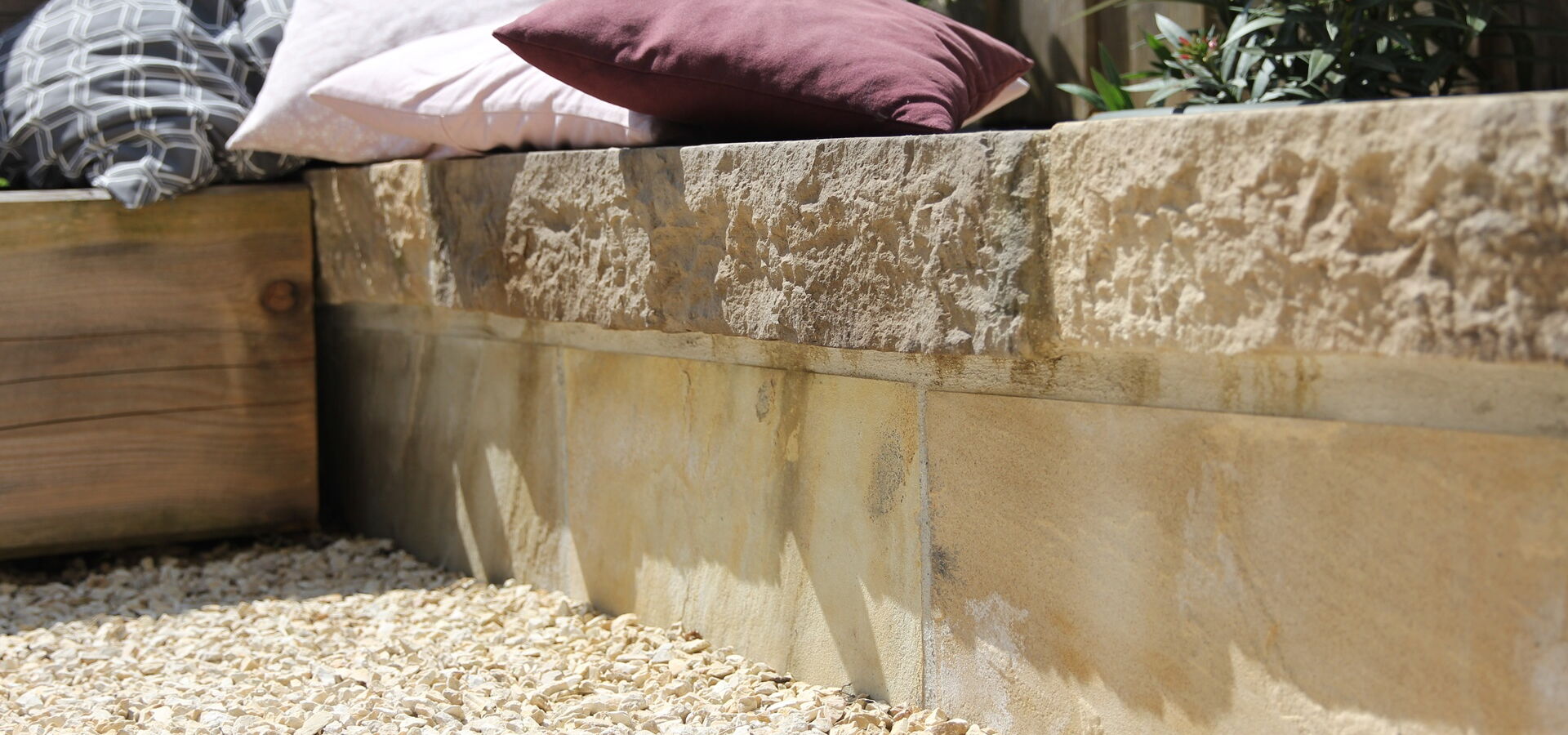 Naturstein hell mit Sitzplatz