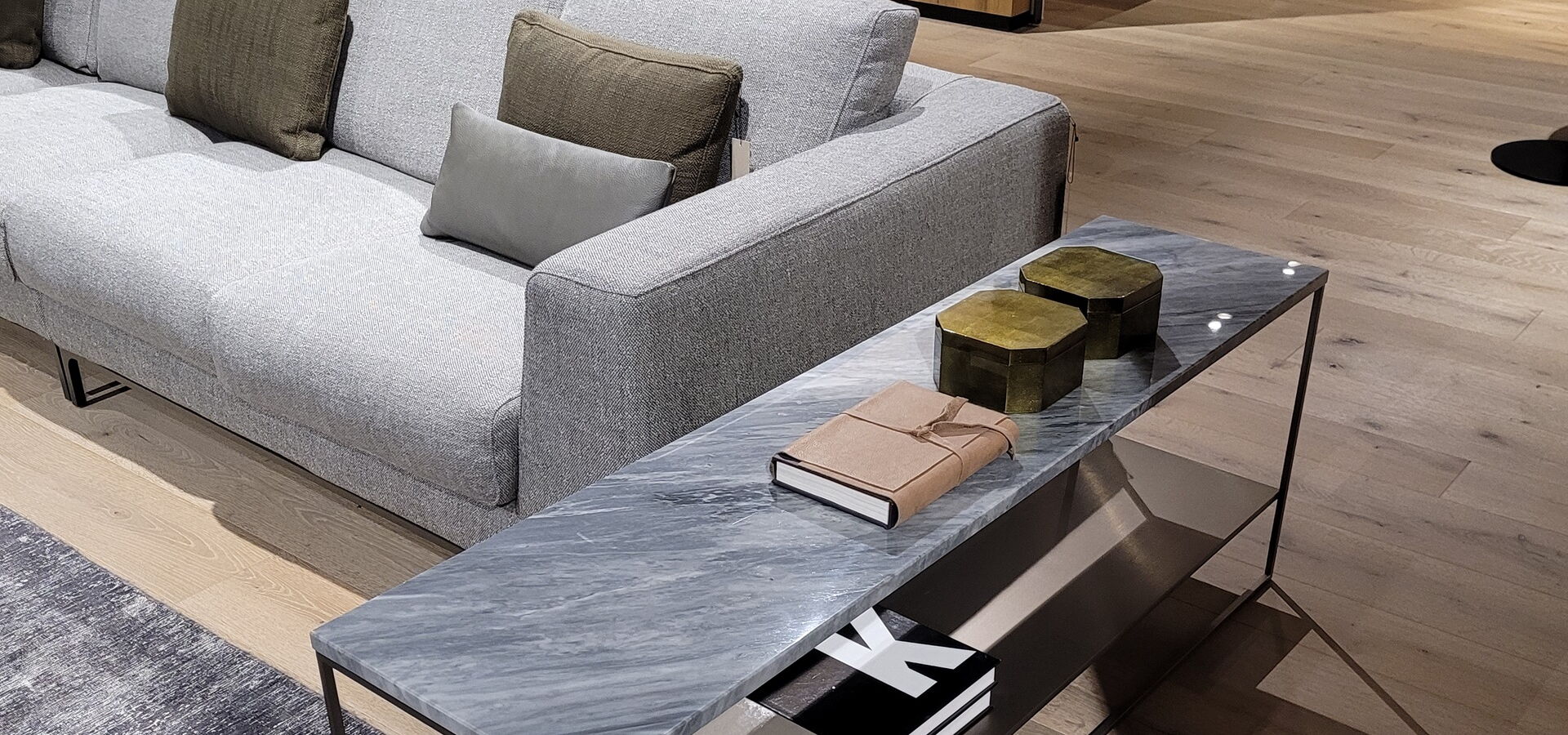 Naturstein-Abstelltisch für den Wohnbereich grau mit weißen Adern