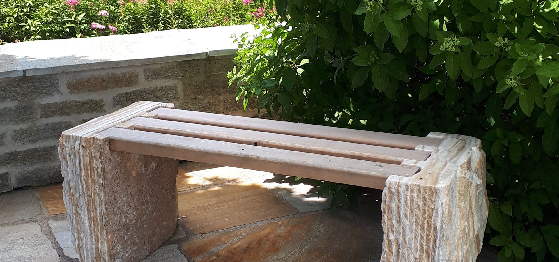 Sitzbank für den Außenbereich weiß beige