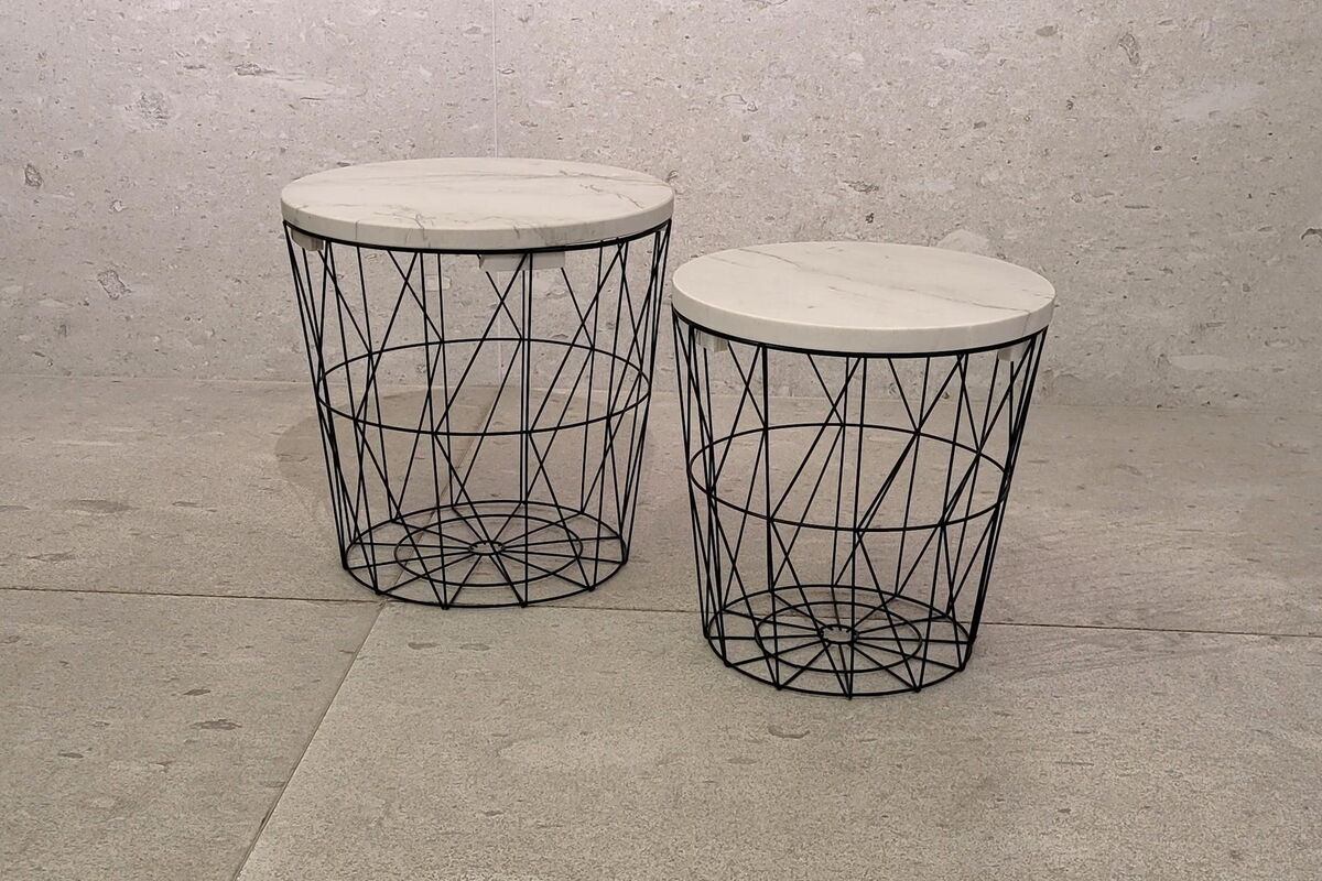 Naturstein-Tischplatte rund hell mit dunklen Adern