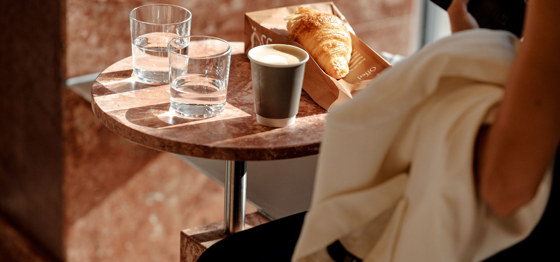 runder Travertin-Natursteintisch rot für den Innenbereich