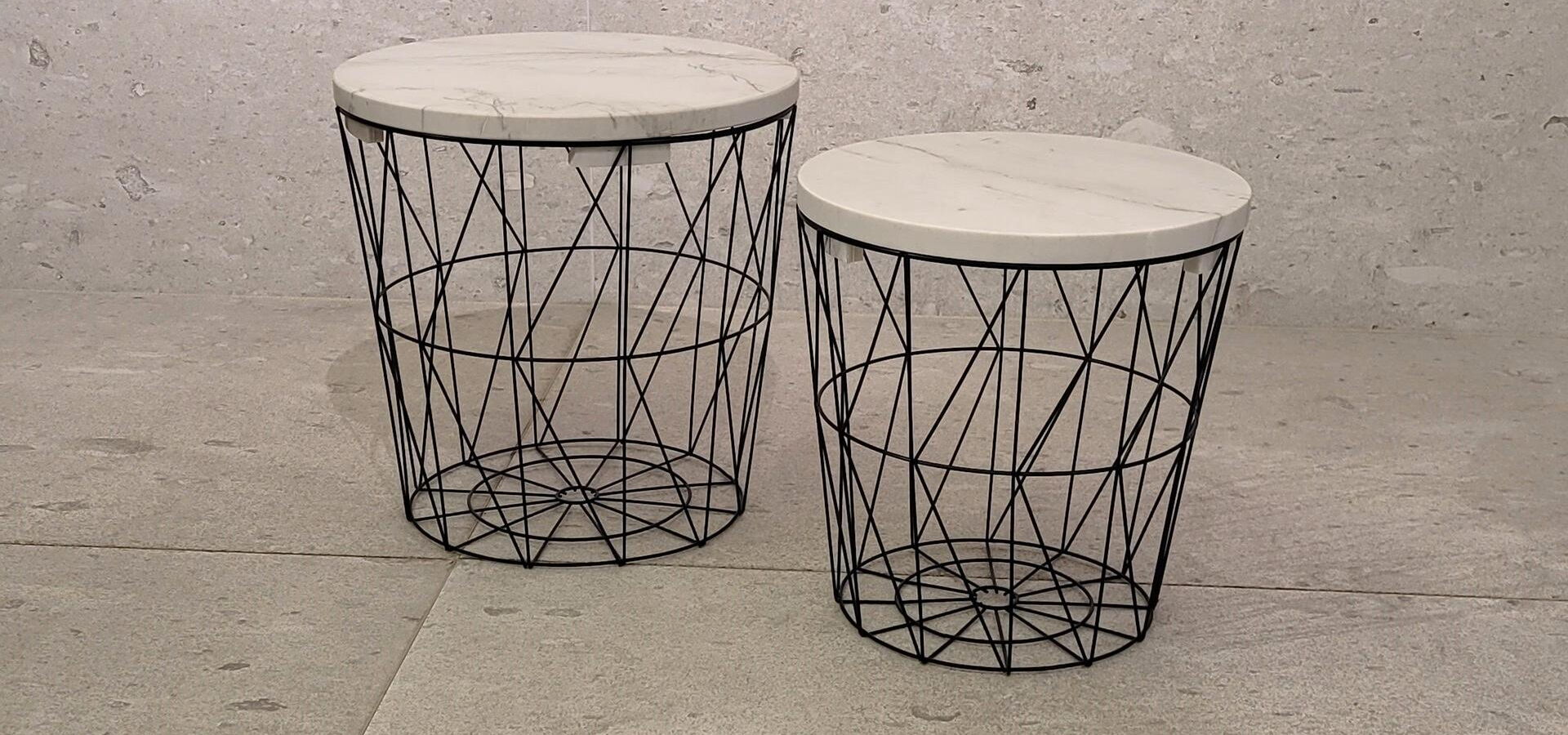 Naturstein-Tischplatte rund hell mit dunklen Adern