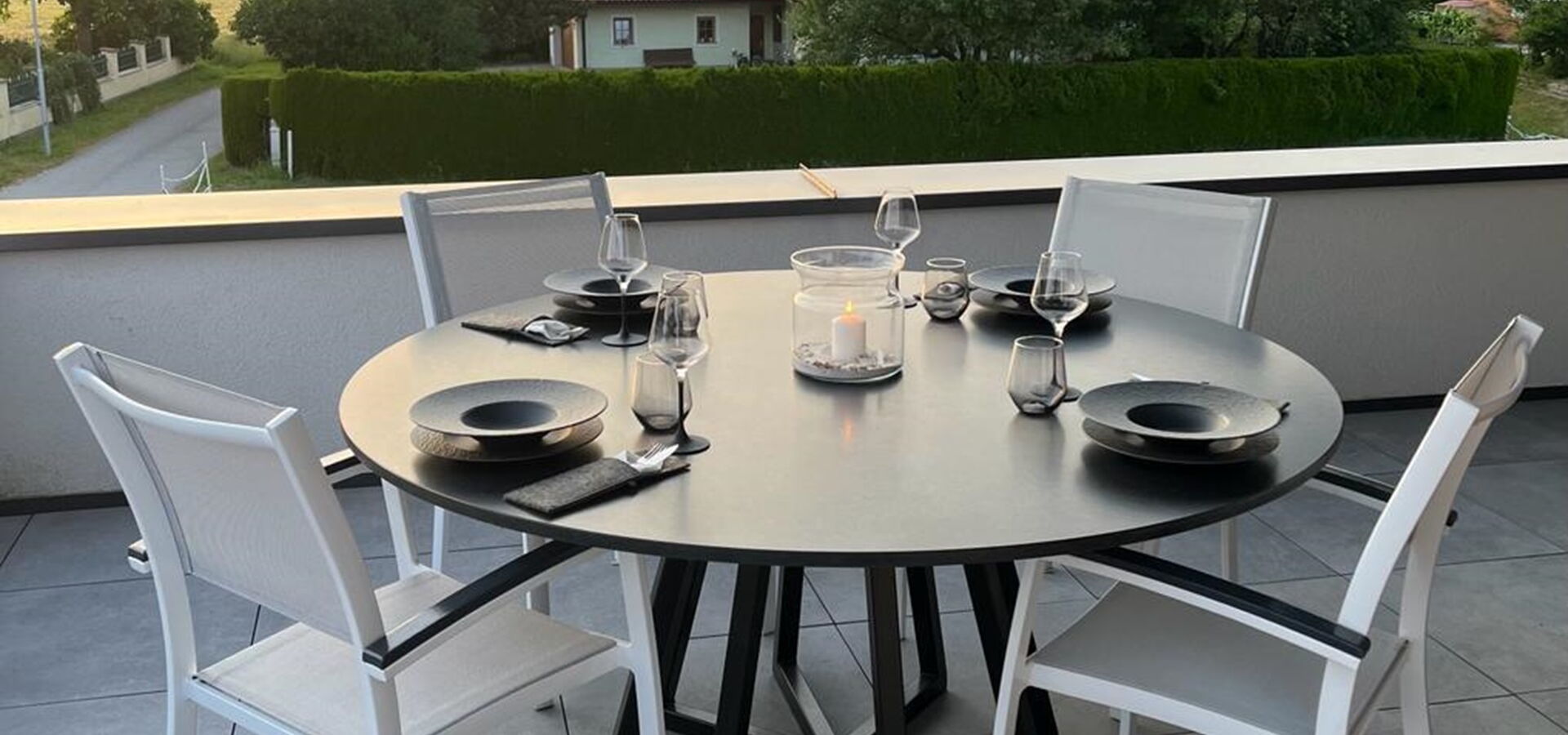 Natursteintisch für den Außenbereich schwarz