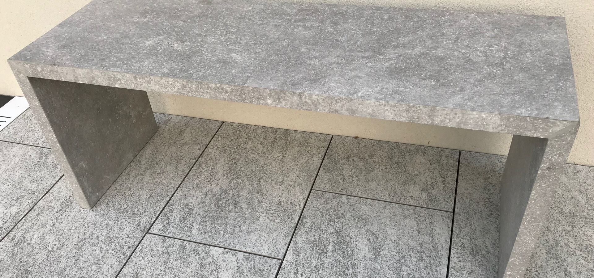 Naturstein Sitzbank für den Außenbereich grau