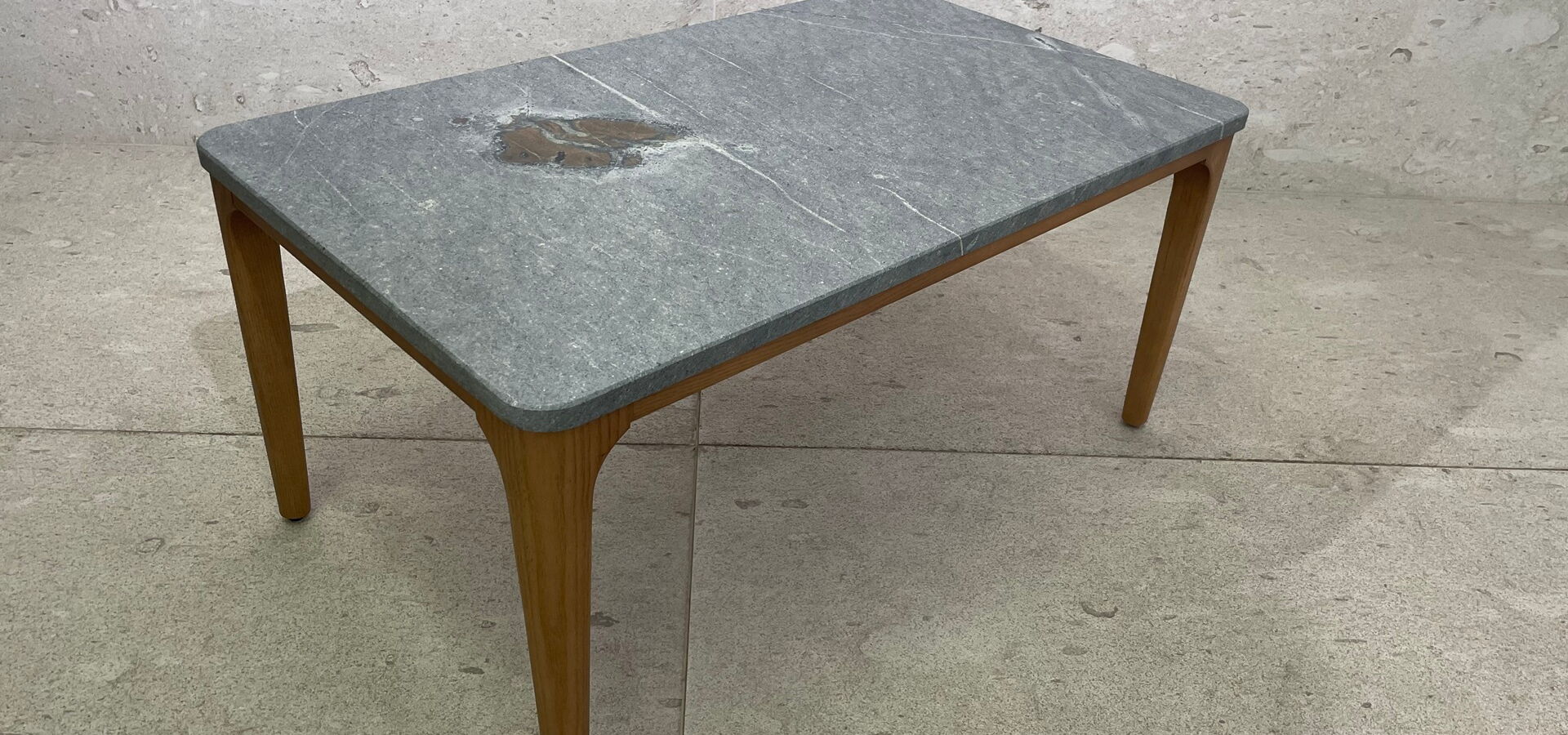 Natursteintisch-Wohnzimmertisch grau mit weißen Adern