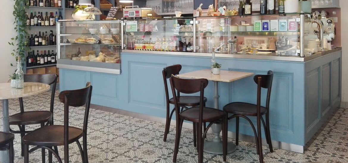 Bistro-Tischplatte mit Zementfliesen am Boden