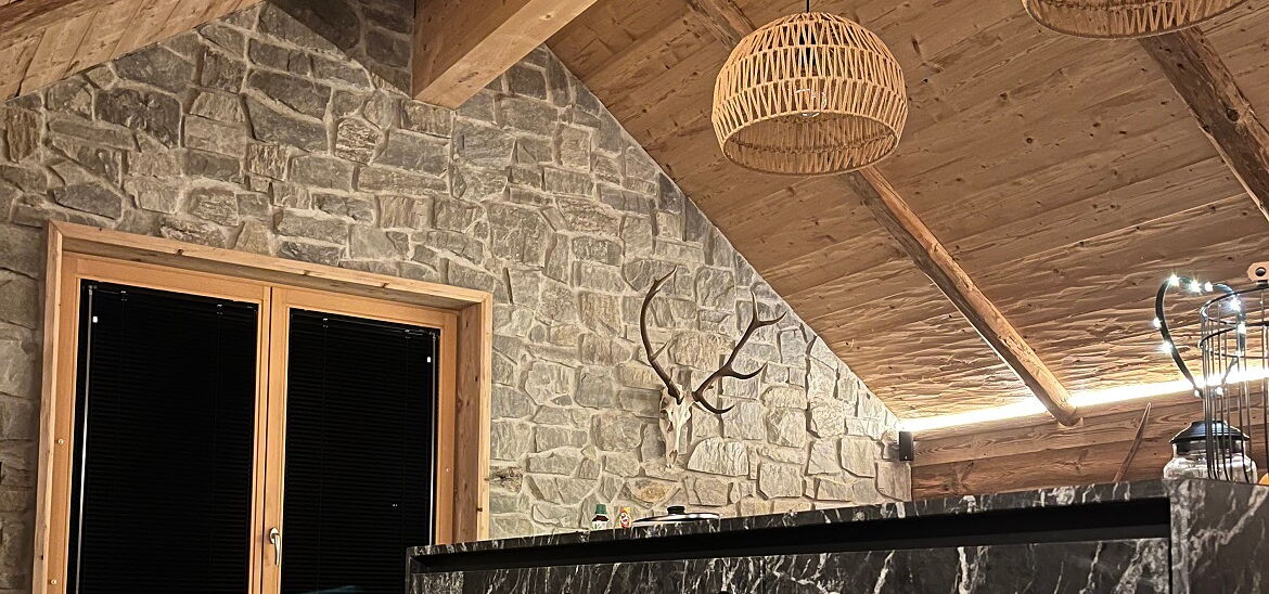 graue Naturwandsteinverkleidung Luserner Gneis-Platten